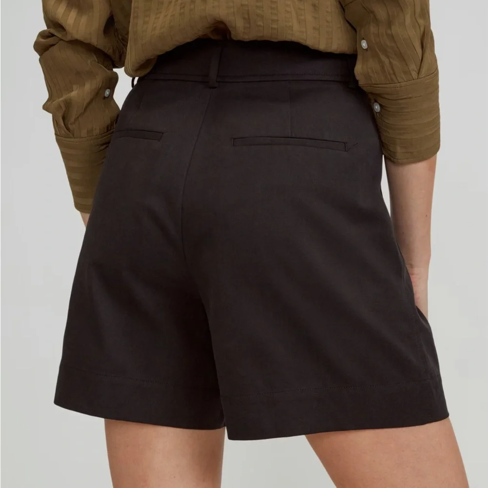 Everlane The Draper Pleated High Rise Short In Buttersmooth - Picture 2 of 7